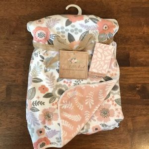 Reversible print soft blanket. Nwt